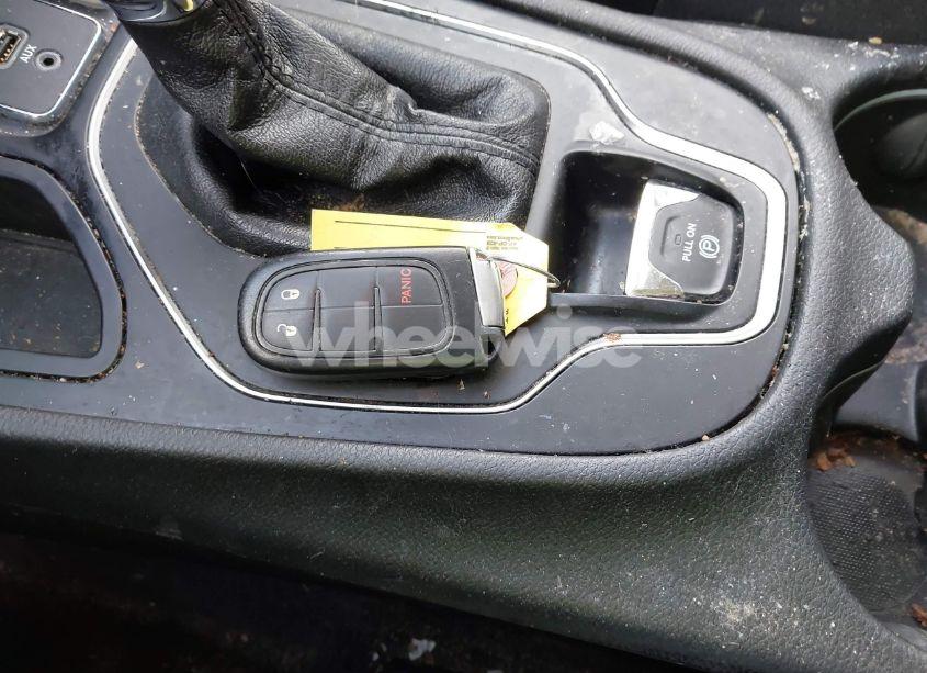 Photo 11 of 2019 Jeep Cherokee LATITUDE PLUS FWD (VIN 1C4PJLLB0KD154679)