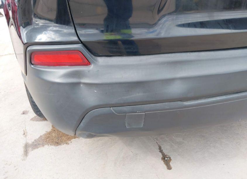 Photo 18 of 2019 Jeep Cherokee LATITUDE PLUS FWD (VIN 1C4PJLLB0KD221376)