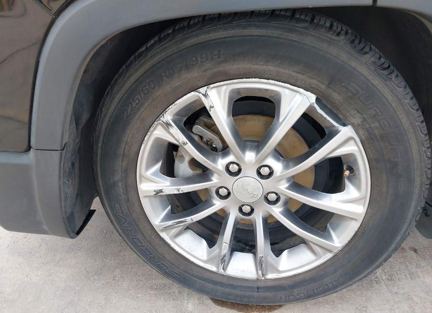 Photo 19 of 2019 Jeep Cherokee LATITUDE PLUS FWD (VIN 1C4PJLLB0KD221376)