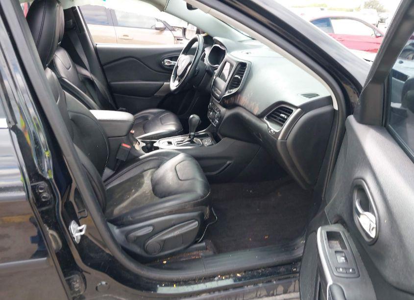 Photo 5 of 2019 Jeep Cherokee LATITUDE PLUS FWD (VIN 1C4PJLLB0KD221376)