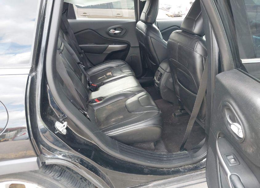 Photo 8 of 2019 Jeep Cherokee LATITUDE PLUS FWD (VIN 1C4PJLLB0KD221376)