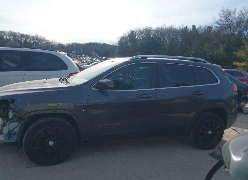 Photo 15 of 2019 Jeep Cherokee LATITUDE PLUS FWD (VIN 1C4PJLLB0KD272375)