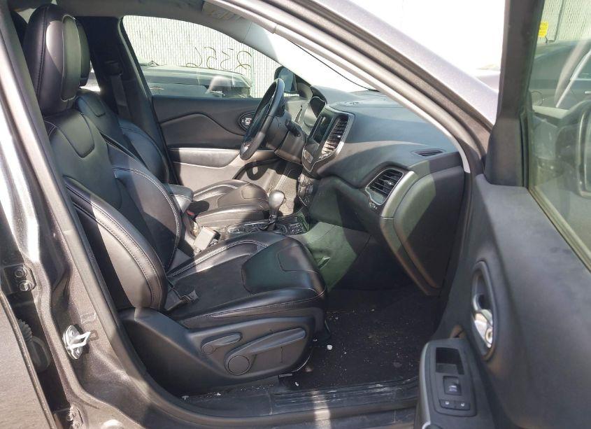 Photo 5 of 2019 Jeep Cherokee LATITUDE PLUS FWD (VIN 1C4PJLLB0KD272375)