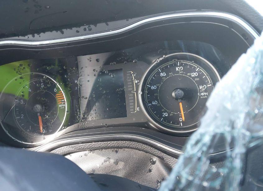 Photo 15 of 2019 Jeep Cherokee LATITUDE PLUS FWD (VIN 1C4PJLLB0KD377188)