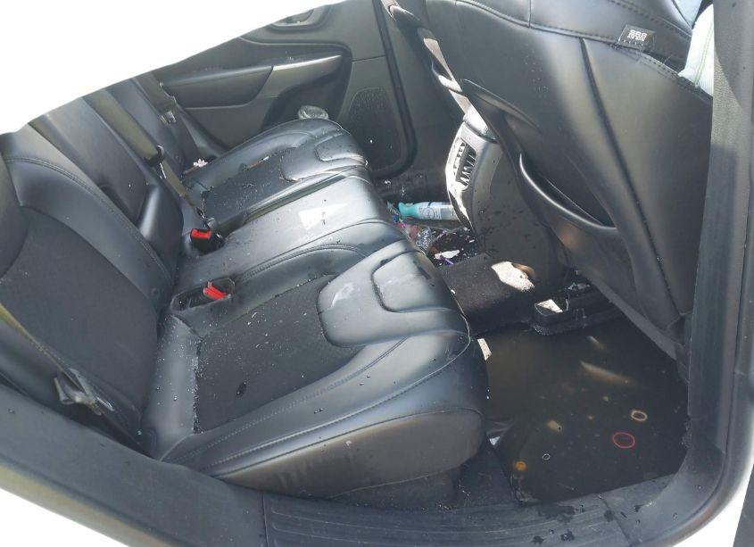 Photo 8 of 2019 Jeep Cherokee LATITUDE PLUS FWD (VIN 1C4PJLLB0KD377188)