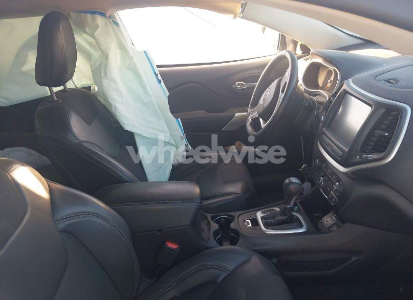 Photo 5 of 2018 Jeep Cherokee LATITUDE PLUS FWD (VIN 1C4PJLLB1JD590634)