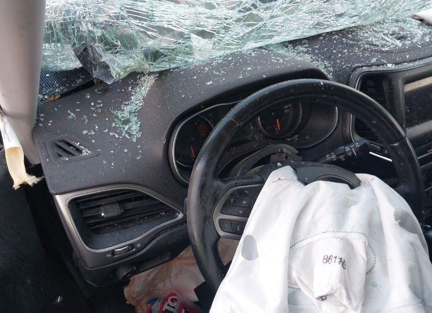 Photo 14 of 2019 Jeep Cherokee LATITUDE PLUS FWD (VIN 1C4PJLLB1KD204196)