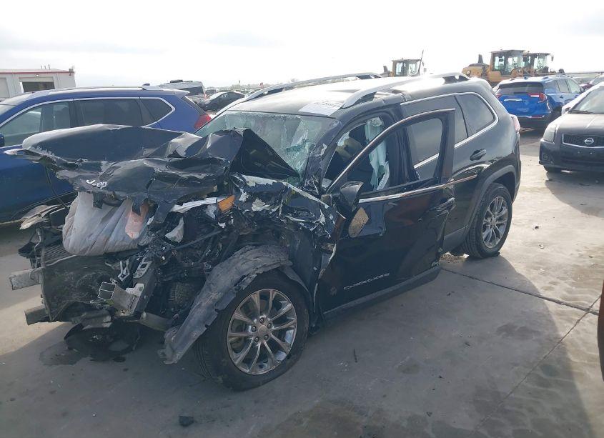 Photo 2 of 2019 Jeep Cherokee LATITUDE PLUS FWD (VIN 1C4PJLLB1KD204196)