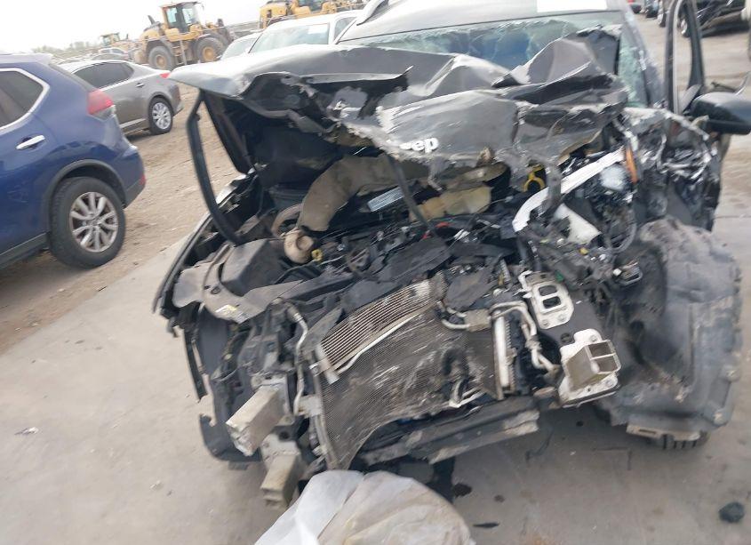 Photo 6 of 2019 Jeep Cherokee LATITUDE PLUS FWD (VIN 1C4PJLLB1KD204196)