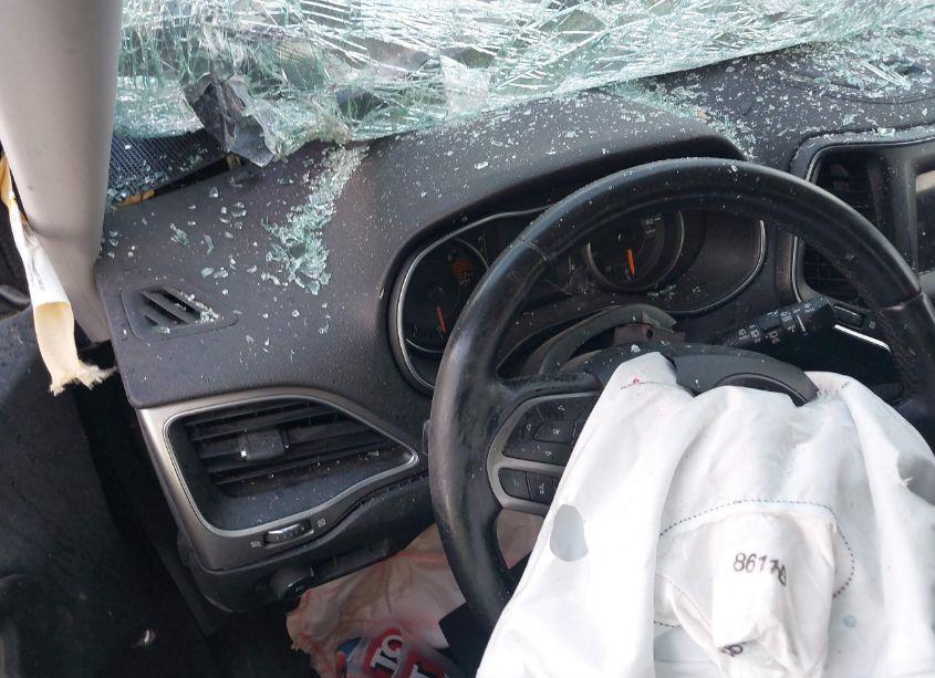 Photo 7 of 2019 Jeep Cherokee LATITUDE PLUS FWD (VIN 1C4PJLLB1KD204196)