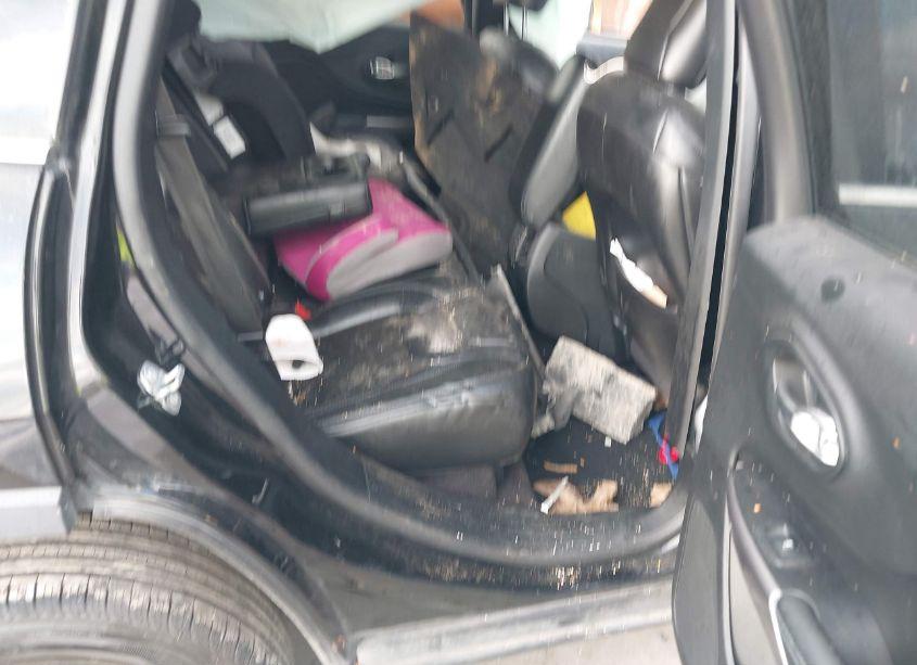 Photo 8 of 2019 Jeep Cherokee LATITUDE PLUS FWD (VIN 1C4PJLLB1KD204196)