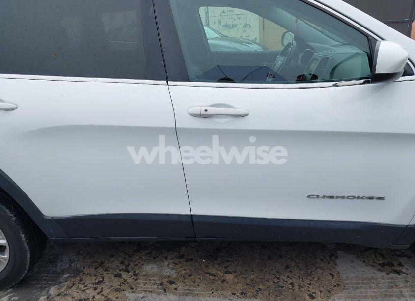 Photo 13 of 2019 Jeep Cherokee LATITUDE PLUS FWD (VIN 1C4PJLLB2KD132585)