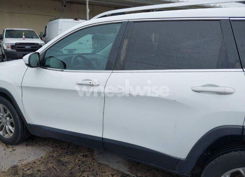Photo 14 of 2019 Jeep Cherokee LATITUDE PLUS FWD (VIN 1C4PJLLB2KD132585)
