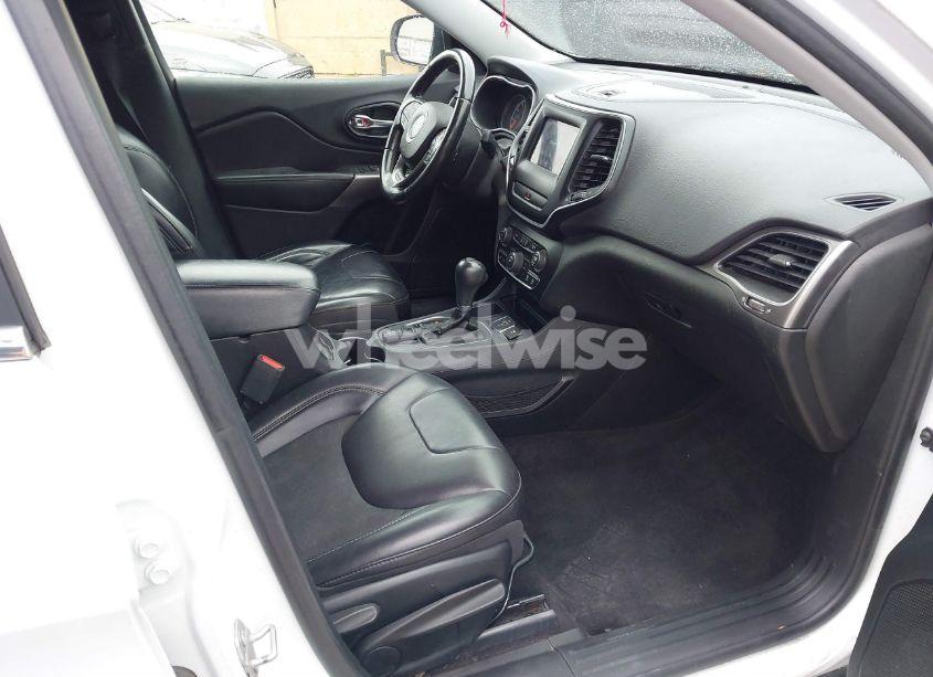 Photo 5 of 2019 Jeep Cherokee LATITUDE PLUS FWD (VIN 1C4PJLLB2KD132585)