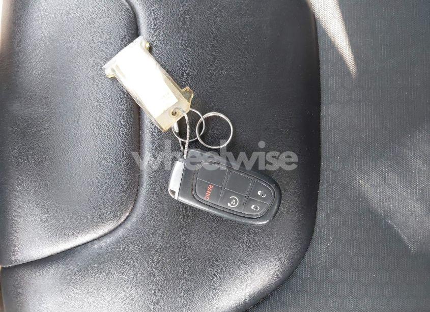 Photo 11 of 2019 Jeep Cherokee LATITUDE PLUS FWD (VIN 1C4PJLLB2KD143876)