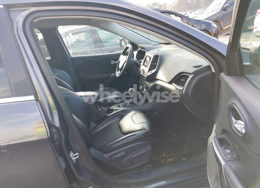 Photo 5 of 2019 Jeep Cherokee LATITUDE PLUS FWD (VIN 1C4PJLLB2KD143876)