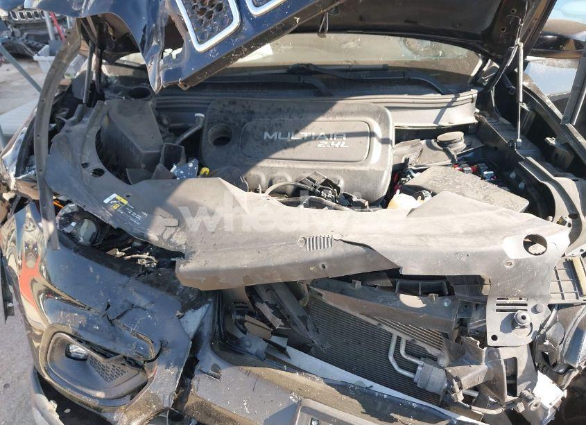 Photo 10 of 2019 Jeep Cherokee LATITUDE PLUS FWD (VIN 1C4PJLLB3KD205690)