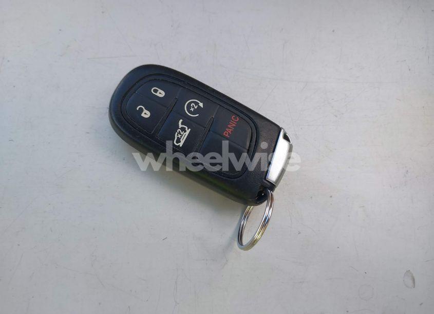 Photo 11 of 2019 Jeep Cherokee LATITUDE PLUS FWD (VIN 1C4PJLLB3KD205690)