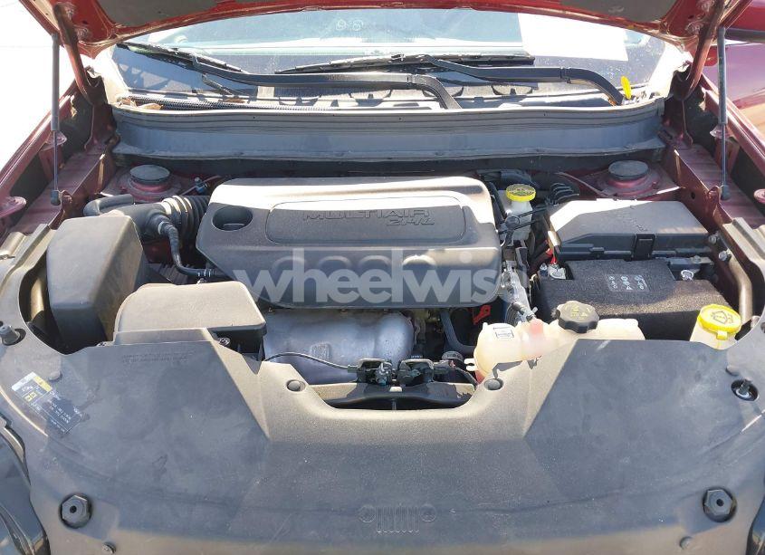 Photo 10 of 2019 Jeep Cherokee LATITUDE PLUS FWD (VIN 1C4PJLLB3KD366301)