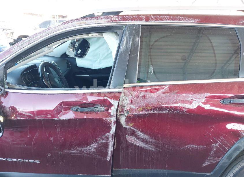 Photo 14 of 2019 Jeep Cherokee LATITUDE PLUS FWD (VIN 1C4PJLLB3KD393353)