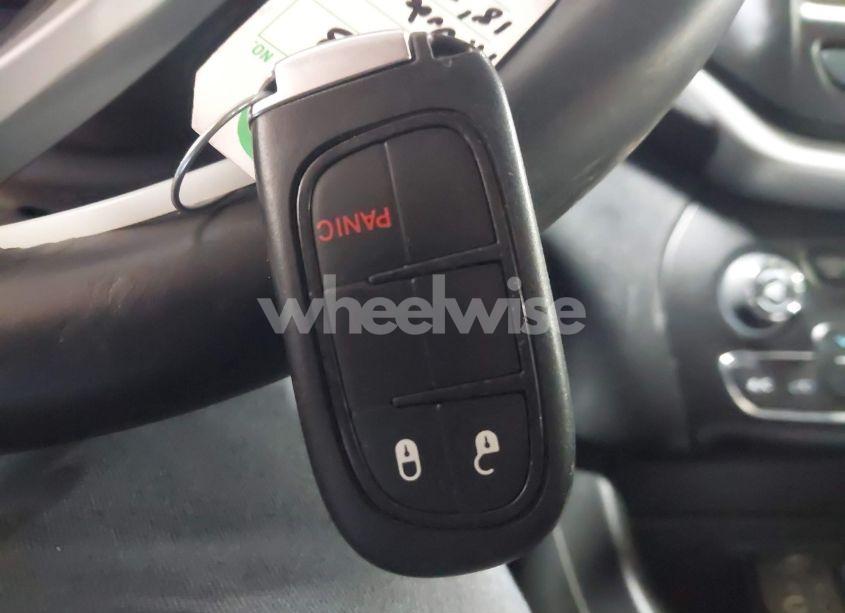 Photo 11 of 2018 Jeep Cherokee LATITUDE PLUS FWD (VIN 1C4PJLLB4JD524997)