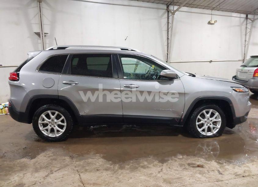 Photo 13 of 2018 Jeep Cherokee LATITUDE PLUS FWD (VIN 1C4PJLLB4JD524997)