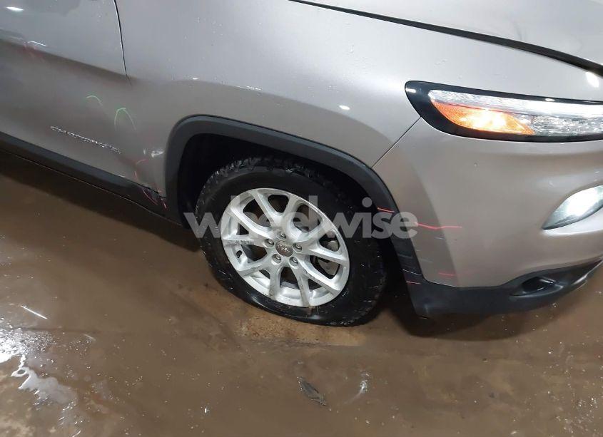 Photo 6 of 2018 Jeep Cherokee LATITUDE PLUS FWD (VIN 1C4PJLLB4JD524997)