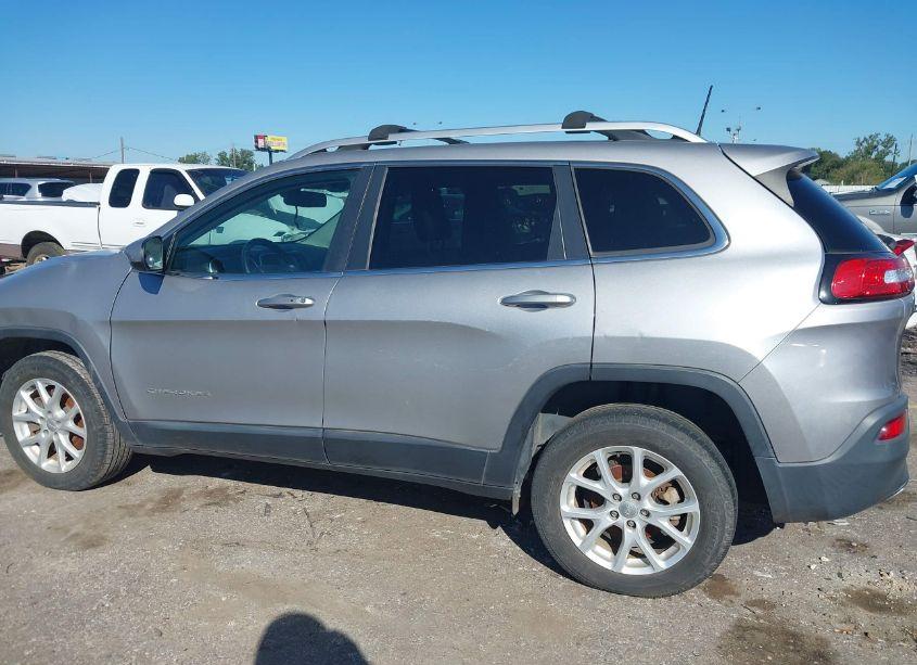 Photo 15 of 2018 Jeep Cherokee LATITUDE PLUS FWD (VIN 1C4PJLLB4JD538592)
