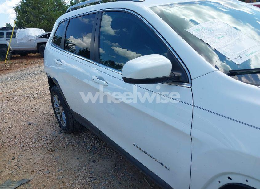 Photo 13 of 2019 Jeep Cherokee LATITUDE PLUS FWD (VIN 1C4PJLLB5KD263316)