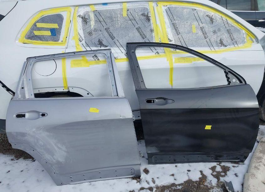 Photo 18 of 2018 Jeep Cherokee LATITUDE PLUS FWD (VIN 1C4PJLLB6JD584666)