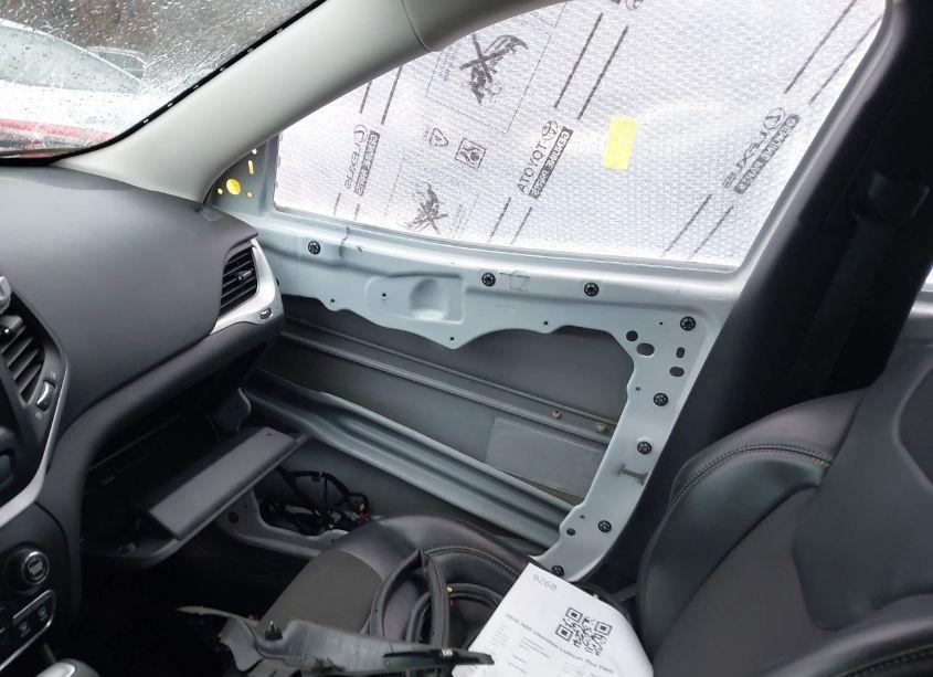 Photo 5 of 2018 Jeep Cherokee LATITUDE PLUS FWD (VIN 1C4PJLLB6JD584666)