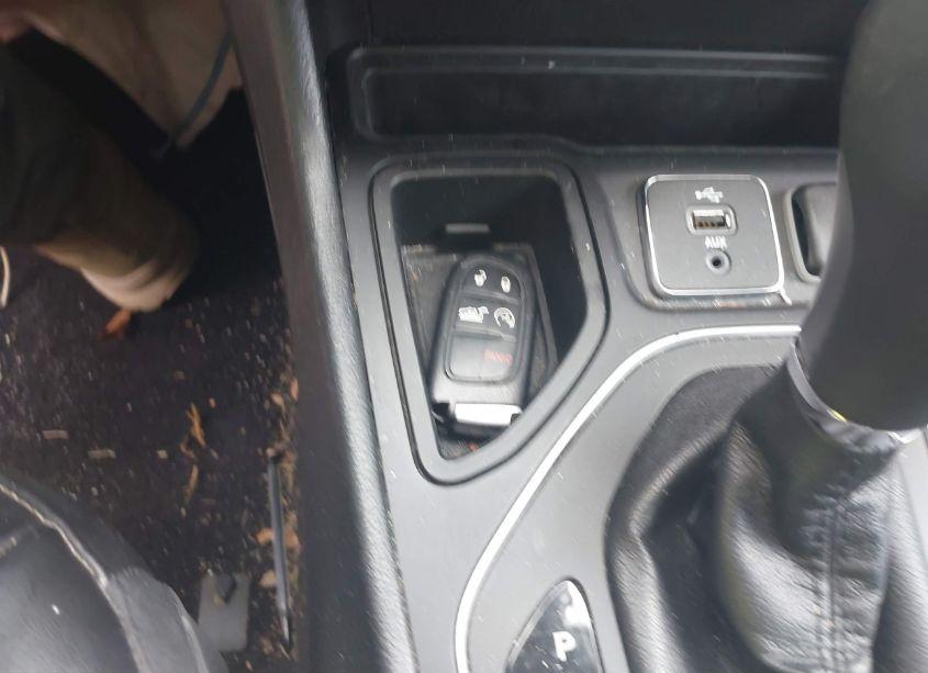 Photo 11 of 2019 Jeep Cherokee LATITUDE PLUS FWD (VIN 1C4PJLLB6KD146294)