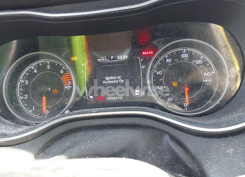 Photo 7 of 2019 Jeep Cherokee LATITUDE PLUS FWD (VIN 1C4PJLLB6KD184897)