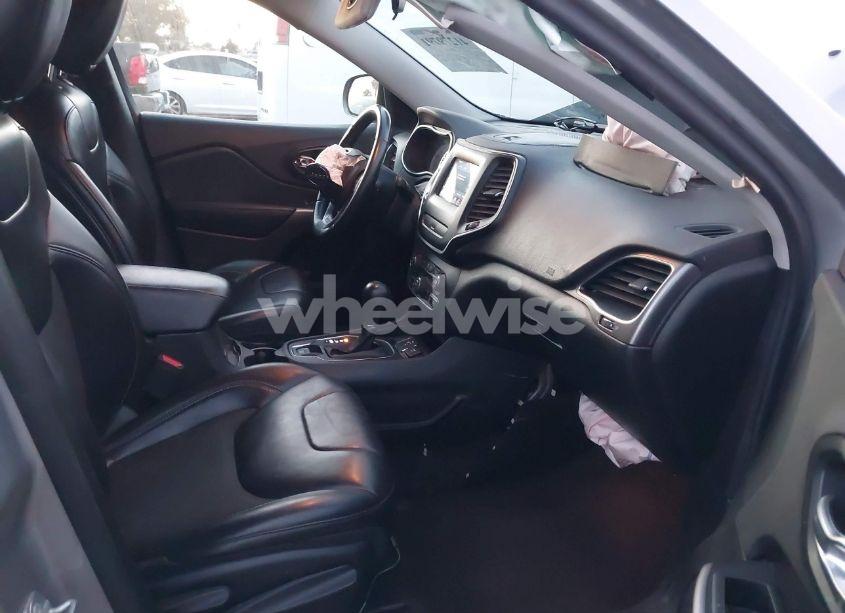 Photo 5 of 2019 Jeep Cherokee LATITUDE PLUS FWD (VIN 1C4PJLLB6KD186763)