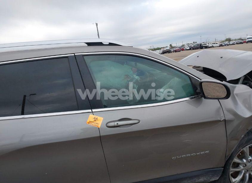 Photo 5 of 2019 Jeep Cherokee LATITUDE PLUS FWD (VIN 1C4PJLLB6KD265799)