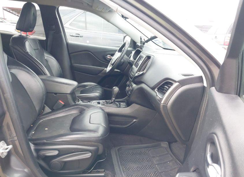 Photo 5 of 2019 Jeep Cherokee LATITUDE PLUS FWD (VIN 1C4PJLLB7KD132730)