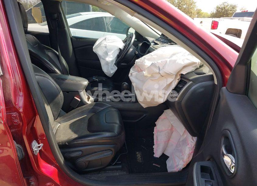 Photo 5 of 2019 Jeep Cherokee LATITUDE PLUS FWD (VIN 1C4PJLLB8KD205121)