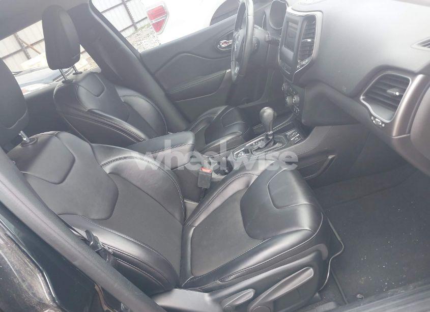 Photo 5 of 2019 Jeep Cherokee LATITUDE PLUS FWD (VIN 1C4PJLLB8KD313237)