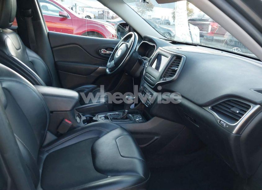 Photo 5 of 2019 Jeep Cherokee LATITUDE PLUS FWD (VIN 1C4PJLLB9KD130266)