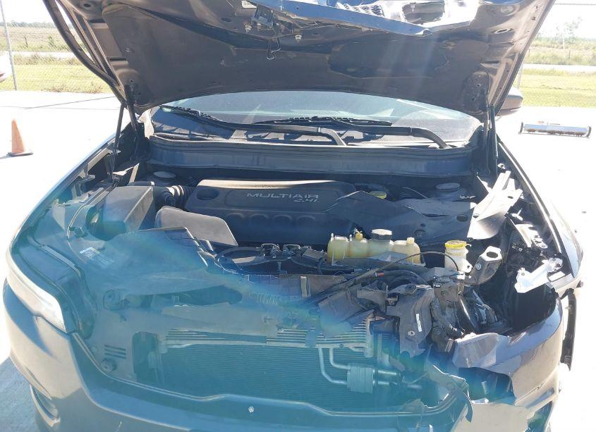 Photo 10 of 2019 Jeep Cherokee LATITUDE PLUS FWD (VIN 1C4PJLLB9KD215737)