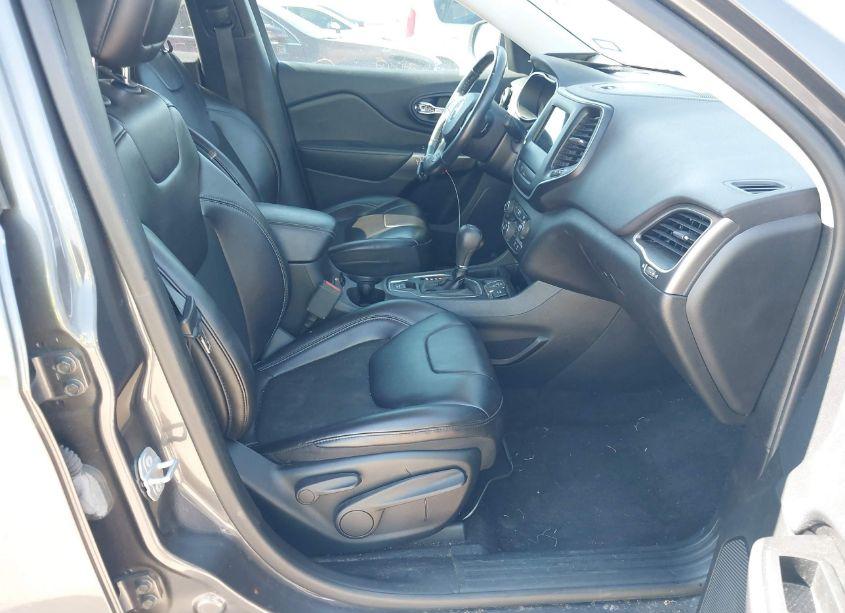 Photo 5 of 2019 Jeep Cherokee LATITUDE PLUS FWD (VIN 1C4PJLLB9KD215737)