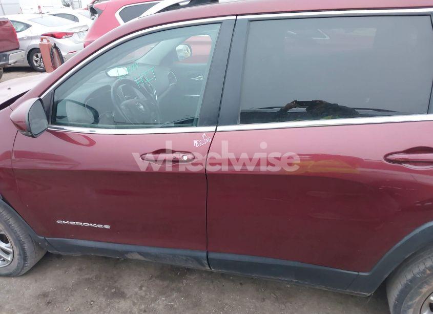 Photo 15 of 2019 Jeep Cherokee LATITUDE PLUS FWD (VIN 1C4PJLLBXKD420578)