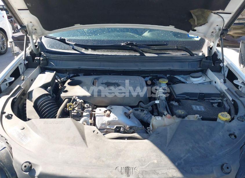 Photo 10 of 2019 Jeep Cherokee LATITUDE PLUS FWD (VIN 1C4PJLLNXKD290098)