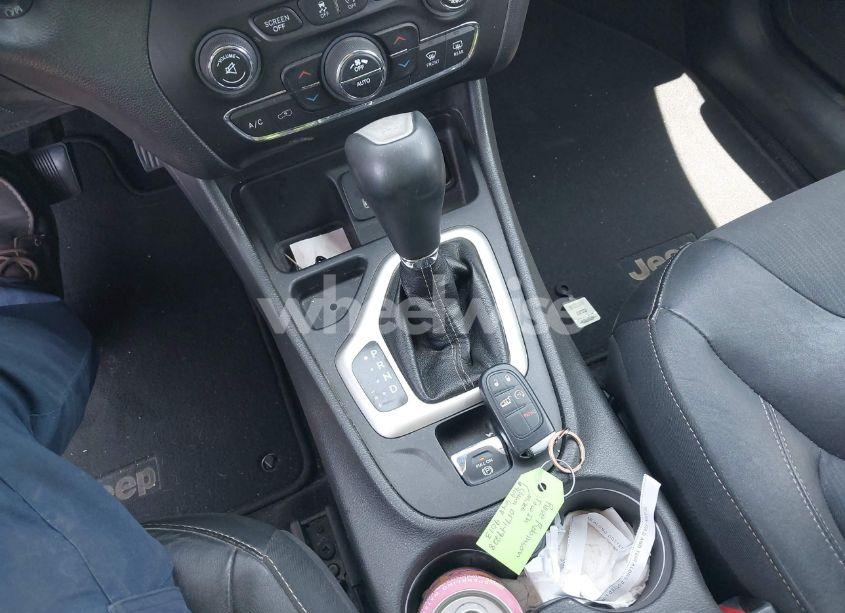 Photo 11 of 2018 Jeep Cherokee LATITUDE PLUS FWD (VIN 1C4PJLLX0JD523874)