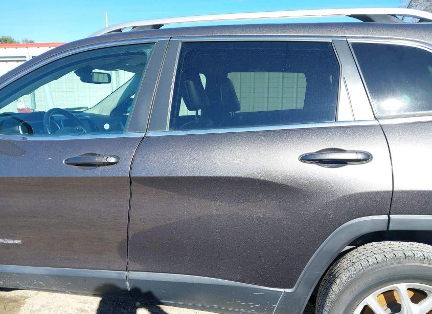 Photo 14 of 2018 Jeep Cherokee LATITUDE PLUS FWD (VIN 1C4PJLLX0JD573254)