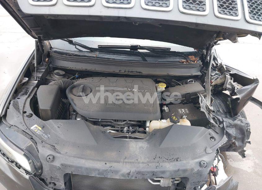 Photo 10 of 2019 Jeep Cherokee LATITUDE PLUS FWD (VIN 1C4PJLLX1KD241874)