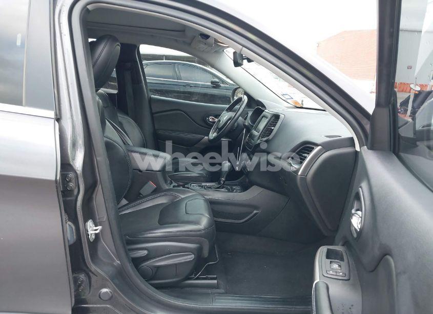 Photo 5 of 2019 Jeep Cherokee LATITUDE PLUS FWD (VIN 1C4PJLLX1KD241874)