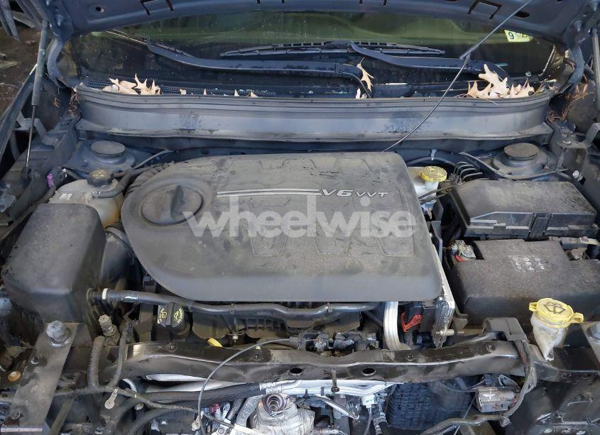 Photo 10 of 2018 Jeep Cherokee LATITUDE PLUS FWD (VIN 1C4PJLLX3JD573359)