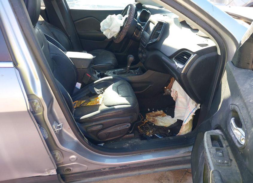 Photo 5 of 2019 Jeep Cherokee LATITUDE PLUS FWD (VIN 1C4PJLLX3KD193276)