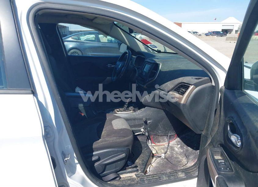 Photo 5 of 2017 Jeep Cherokee SPORT 4X4 (VIN 1C4PJMAB1HW668725)